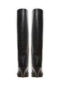Par crnih visokih kožnih čizama s krokodilskom teksturom i potpeticama srednje visine, prikazane s leđa na bijeloj pozadini.