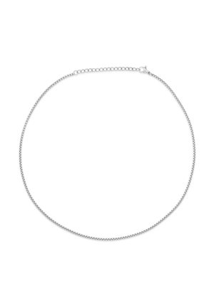 Collier chaîne fine en argent avec fermoir réglable et petites mailles ovales, posé à plat sur un fond blanc.