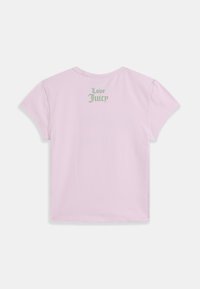 Rózsaszín rövid ujjú póló sima pamutszövetből. A felső háton zöld "Love Juicy" felirat található. Egyszerű, laza szabás.