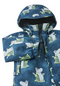 Mėlyna striukė su baltu ir žaliu Moomin personažų raštu. Minkšta medžiaga, su kapišonu ir elastinėmis rankovių gumytėmis, užsegama užtrauktuku.