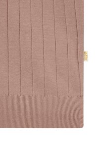 Tissu tricoté côtelé marron clair avec des rayures verticales et une petite étiquette crème portant la mention "BLAXIS" sur le bord droit.