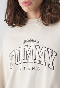 Tommy Jeans BOXY VARSITY CREW UNISEX - Sudadera - beige