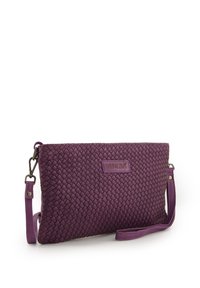 Lilla vævet clutch-taske med en tekstureret overflade, der har en aftagelig skulderrem og et lille logo-patch foran.