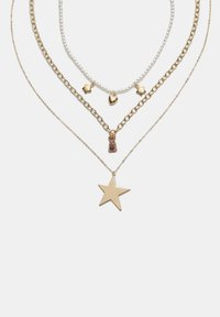 Kerincingan kalung bertingkat dengan rantai berwarna emas, aksen mutiara, gantungan bintang dan hati, serta liontin bintang emas yang mencolok di bagian bawah.