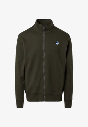 Felpa verde oliva con zip realizzata in un morbido misto cotone. Presenta un colletto alto, tasche laterali e un piccolo logo blu sul lato sinistro del petto.