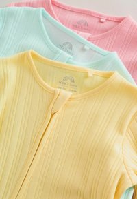 Drei gerippte Babybodyanzüge in Gelb, Minzgrün und Pink, übereinander gestapelt und zeigen die Ausschnitte sowie die NEXT Baby-Etiketten.
