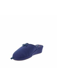 Zapatilla de casa azul marino de felpa tipo slip-on con punta redondeada, tela texturizada, diseño de plantilla floral y un pequeño lazo decorativo en la parte frontal.
