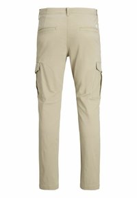 Beige Cargo-Hosen mit seitlichen Taschen, Gesäßtaschen und slim fit. Hergestellt aus weichem Baumwollmaterial mit strapazierfähigen Nähten.