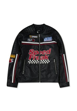Giubbotto di pelle nera con toppe a tema corsa, strisce rosse e bianche e chiusura con zip. "Speed Freak" stampato in modo prominente sul davanti.
