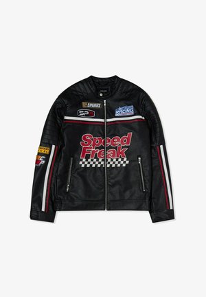 Giubbotto di pelle nera con toppe a tema corsa, strisce rosse e bianche e chiusura con zip. "Speed Freak" stampato in modo prominente sul davanti.
