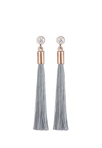 Grå fransörhängen med en rund kristallstöt, med rosaguldiga metallaccenter och förlängda, strukturerade fransar.