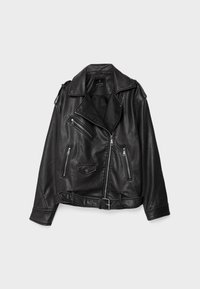 Veste de moto en cuir noir avec un col à revers, fermeture éclair asymétrique à l'avant, plusieurs poches zippées et épaulettes.