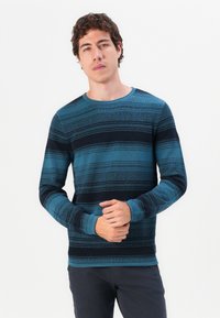 Langermet genser med rund hals, i blå og svart horisontale striper, strukturert strikket stoff og tilpassede mansjetter.