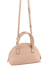 Beige lederen handtas met een afgeronde vorm, dubbele handvatten aan de bovenkant en een verstelbare schouderband. Voorzien van goudkleurige hardware en een gestructureerd oppervlak.