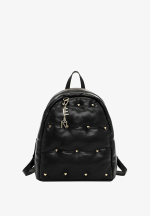 Sac à dos rembourré noir en matériau semblable à du cuir. Présente des clous en forme de cœur dorés et un accent de porte-clés avec un attachement de logo.