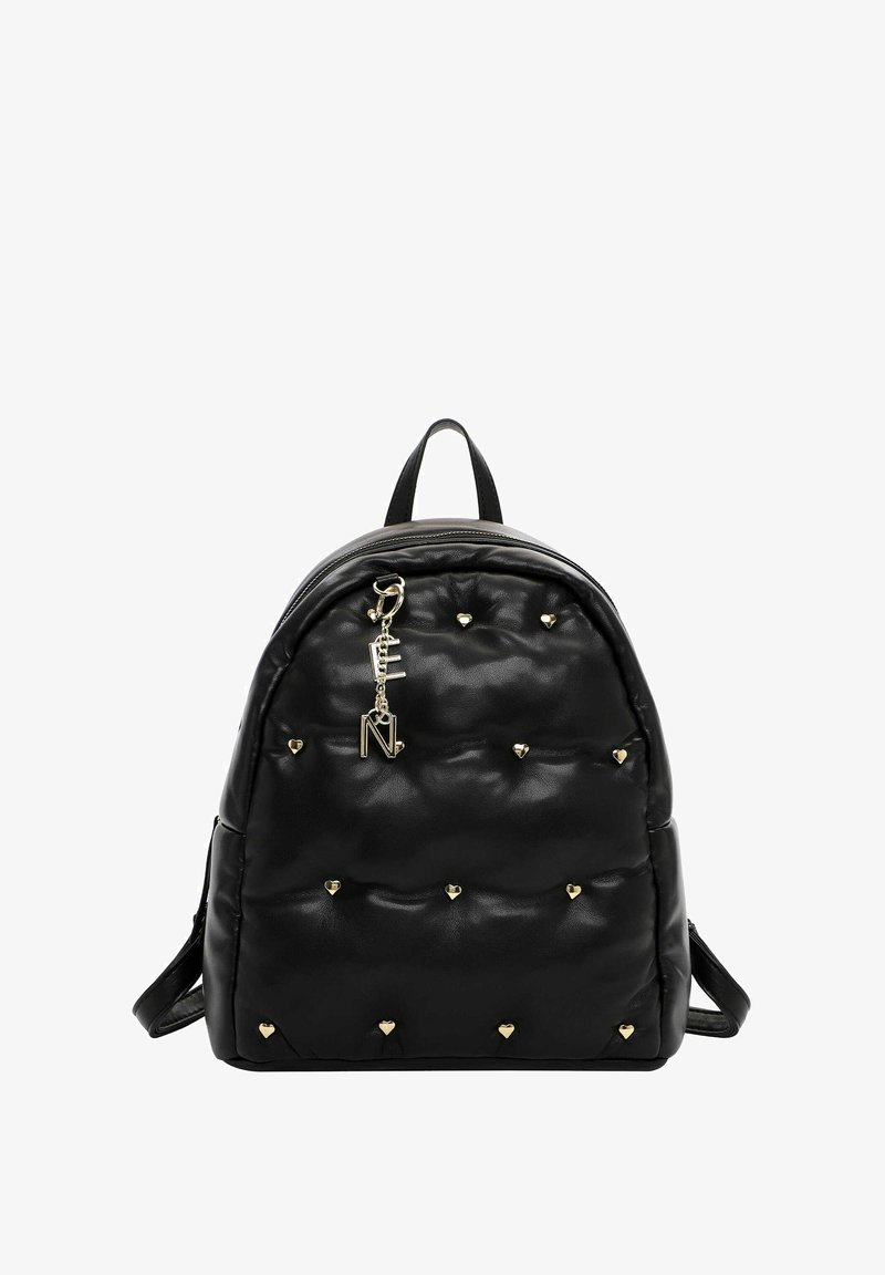 Juodas paminkštintas kuprinės, pagamintas iš odos primenančios medžiagos. Yra aukso spalvos širdelės formos wnodai ir raktų pakabukas su logotipo prikišu.