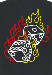 Juodas marškinėliai su grafika, vaizduojančia baltas kauliukus su juodais taškais, apsuptus raudonų, oranžinių ir geltonų liepsnų.