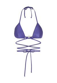 Top bikini viola con design triangolare, dotato di lacci regolabili attorno al collo e alla schiena, e un accento in metallo dorato a forma circolare.