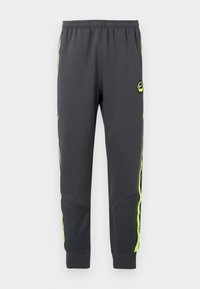 Pantaloni sportivi grigi con strisce laterali in giallo neon a contrasto e una toppa con logo nero. Presentano una cintura elastica e polsini affusolati.