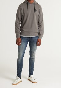 CHASIN' Jersey con capucha - grey