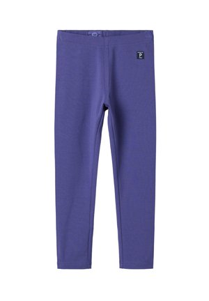 Violetti leggingit, jotka on valmistettu pehmeästä kankaasta, jossa on sileä tekstuuri. Niissä on leveä vyötärönauha ja pieni musta logo- takki vasemmalla puolella.