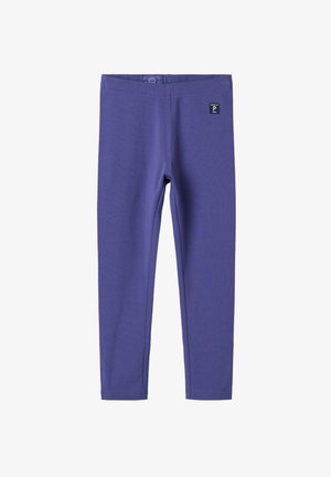 Violetti leggingit, jotka on valmistettu pehmeästä kankaasta, jossa on sileä tekstuuri. Niissä on leveä vyötärönauha ja pieni musta logo- takki vasemmalla puolella.