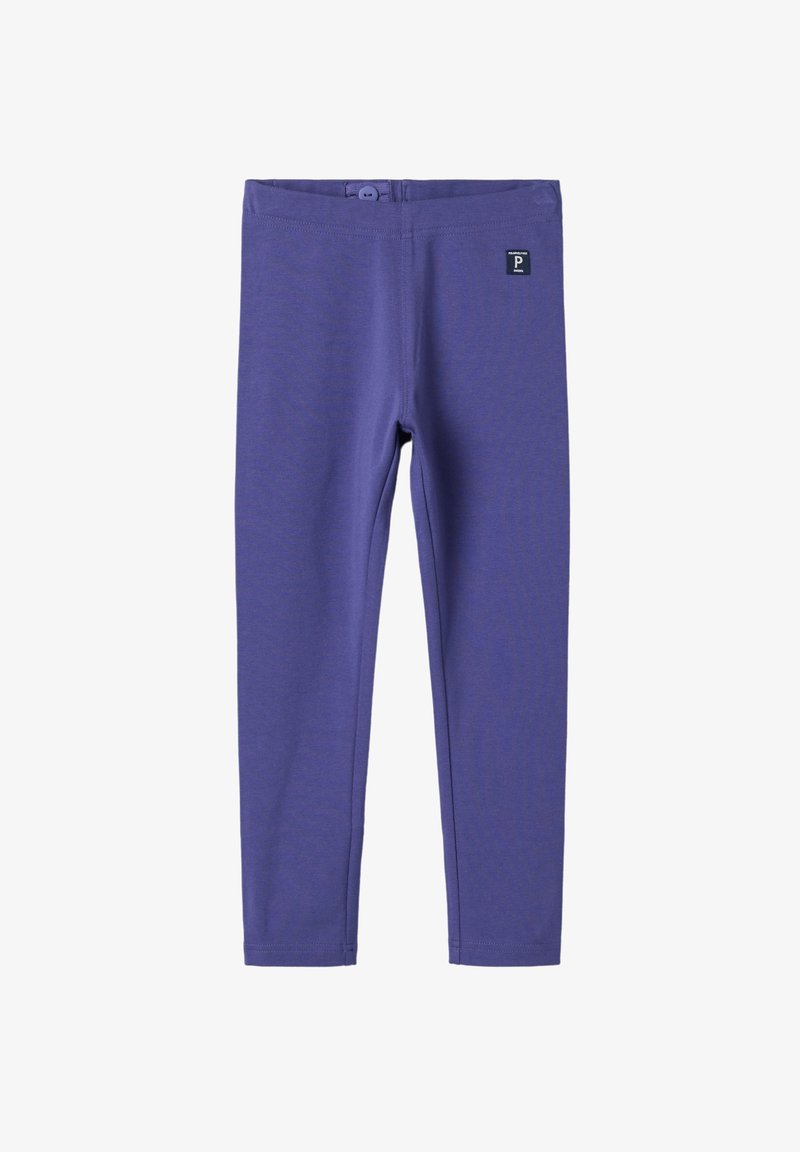 Paarse leggings van zachte stof met een gladde textuur, voorzien van een vlakke tailleband en een klein zwart logo-patch aan de linkerkant.