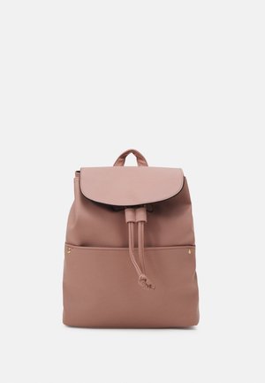 Růžový batoh s překlápěcí klopou a stahovací šňůrkou, přední kapsou se zlatými nýty a horním držadlem na bílém pozadí.