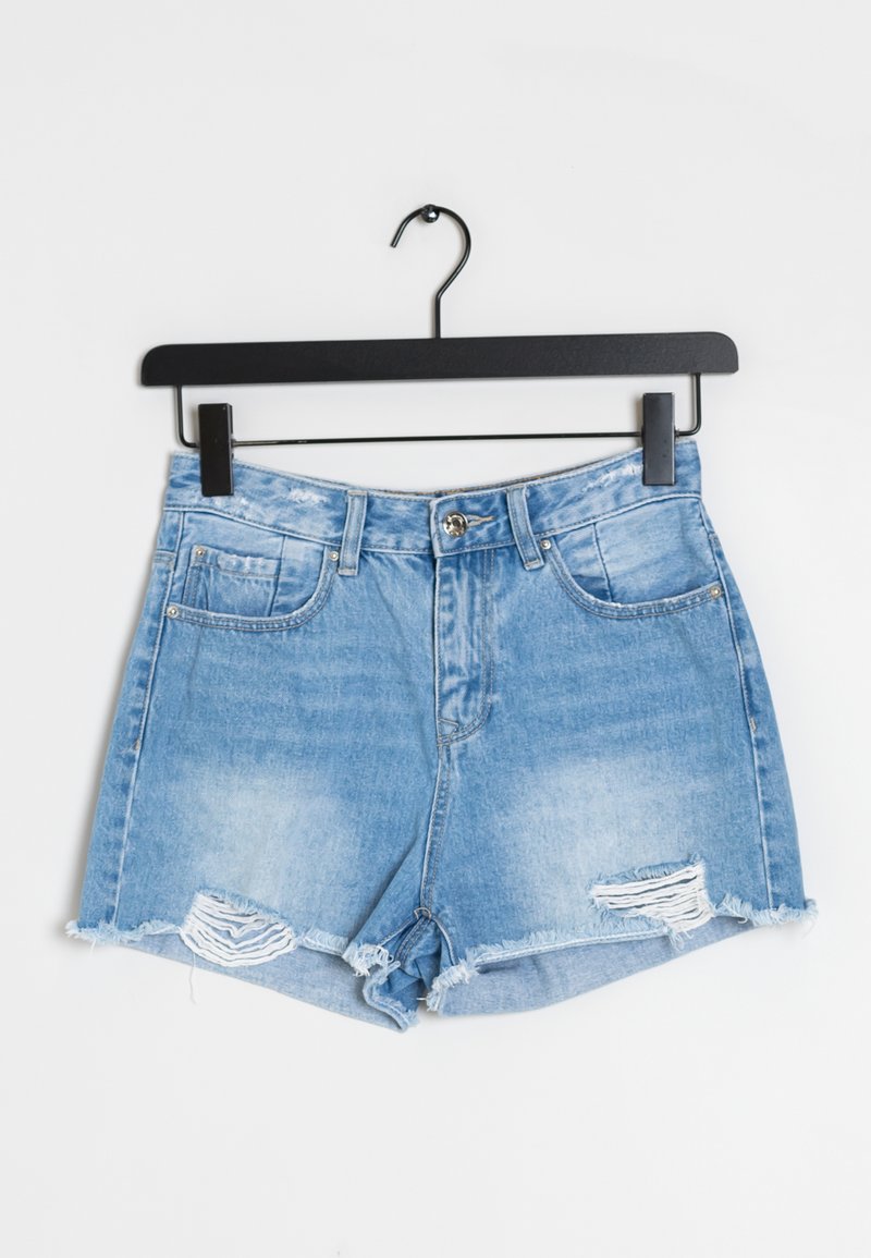 Pantalones cortos de mezclilla en azul claro con un acabado desgastado, con dobladillos deshilachados y detalles desgastados. Cerrados con un botón plateado y con bolsillos frontales.