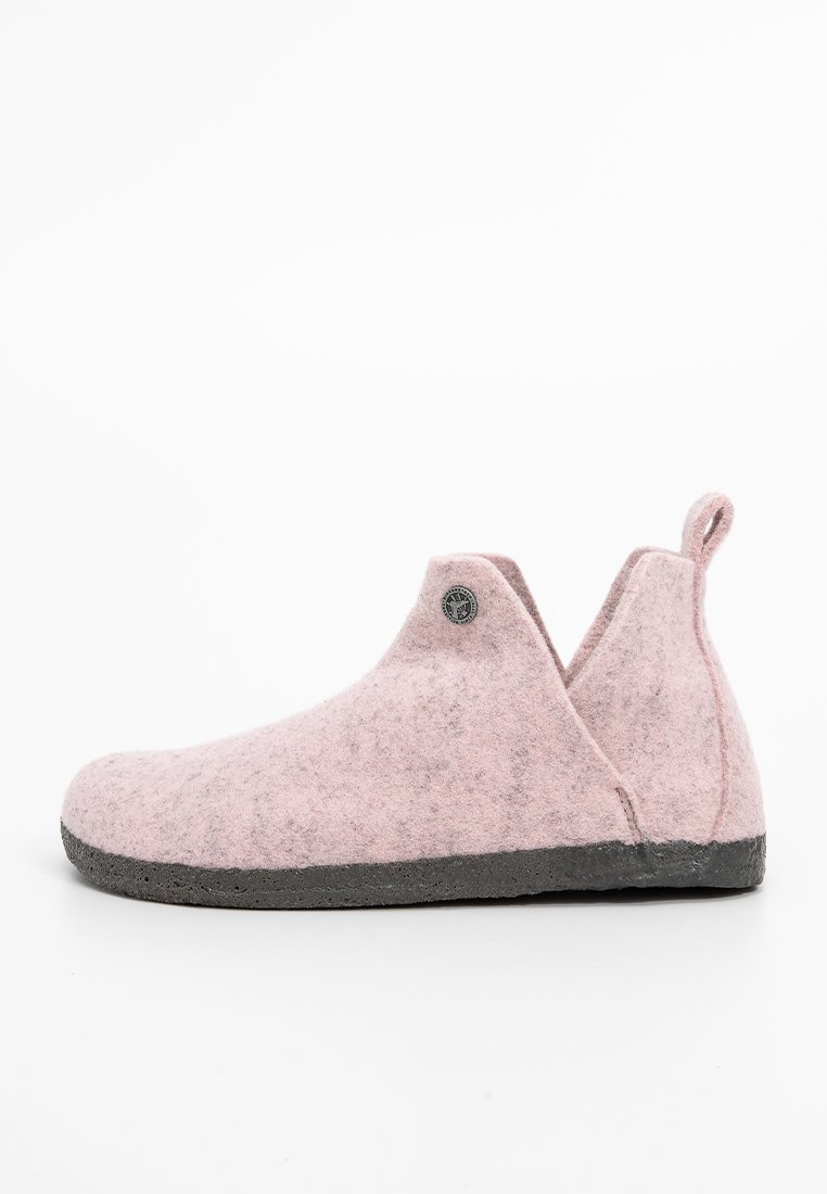 Helle rosa Filz-Ankelstiefelette mit grauer Gummisohle, abgerundeter Zehenpartie, seitlichen Ausschnitten und einer Zuglasche hinten für ein einfaches Anziehen.