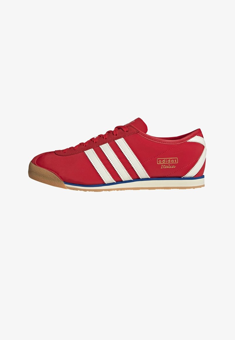 Baskets rouges Adidas Italia avec des bandes blanches, une semelle en gomme et un accent bleu sur la semelle intermédiaire, vues de côté extérieur.