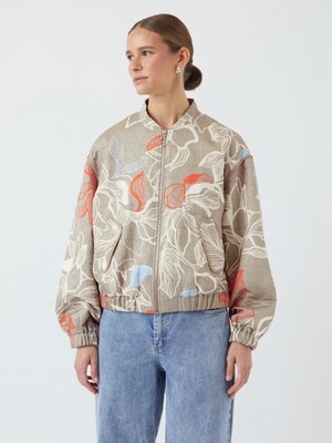 Leichte Bomberjacke mit Blumenmuster in Beige und Akzenten in Orange und Blau. Verfügt über einen Reißverschluss und elastische Bündchen.