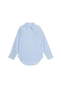 Camicia a maniche lunghe a righe blu chiaro con colletto a bottoni, tasca sul petto singola, orlo arrotondato e morbida texture del tessuto.