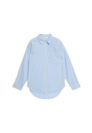 Chemise à rayures bleu clair à manches longues avec col boutonné, poche poitrine unique, ourlet arrondi et texture de tissu douce.