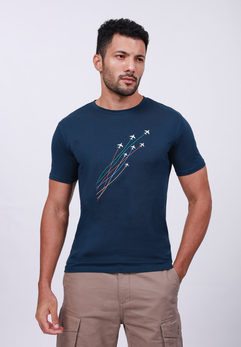 Camiseta de algodón azul marino con gráficos de vuelo multicolores en verde, rojo y blanco, con un clásico cuello redondo y mangas cortas.