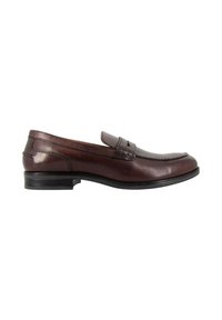 Mocassino in pelle marrone scuro con dettagli in cucitura, punta arrotondata e accentatura con fibbia. Presenta una suola nera a profilo basso e una parte superiore testurizzata.