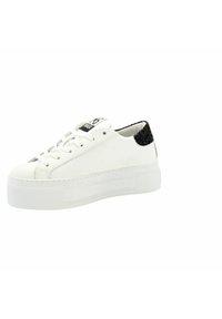 Sneakers bianchi con suola a piattaforma, materiale in pelle, punta rotonda, dettagli argento sui lacci e un motivo glitter nero sul tallone.
