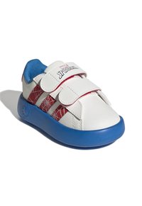 Witte leren schoen met een rood spinnenwebontwerp, blauwe accenten en twee klittenbandsluitingen. Ronde blauwe rubberen zool, gelabeld met "Spider-Man."