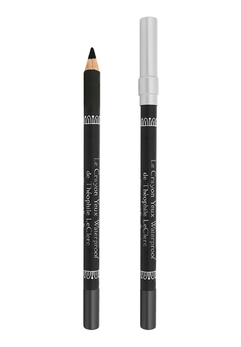 Eyeliner waterproof nero con corpo in legno e cappuccio argentato. Testo dell'etichetta bianco su sfondo nero, con punta affilata.