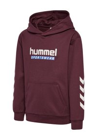 Bordowa bluza z kapturem z przodu z kieszenią kangurka, z białym napisem "hummel" i "SPORTSWEAR". Białe wzory w kształcie szewronów na rękawach.