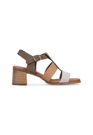 Sandalias de tacón en marrón y beige conpuntera abierta, correas texturizadas y un tacón de madera. Cuenta con una hebilla ajustable para un mejor ajuste.