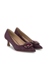 Tacchi alti in suede viola con punta affilata, dotati di una fibbia decorativa in cristallo sulla tomaia e di un tacco a blocco di media altezza.