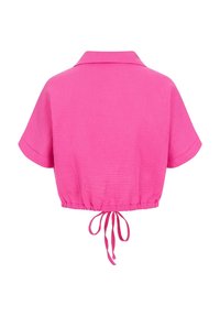 Korte ermer, cropped skjorte i lys rosa med krage og snor i kanten for justerbar passform. Laget av lett stoff.
