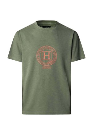 Olijfgroen T-shirt met korte mouwen en ronde hals, met een rood cirkelvormig logo en de tekst "Hackett London 1983 Essentially British" op de borst.
