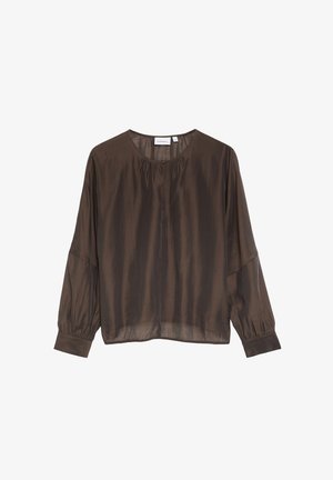 Blusa marrone a maniche lunghe con scollo rotondo, leggere pieghe sul giromanica frontale, chiusura con bottoni e maniche con polsini, mostrata su sfondo bianco.