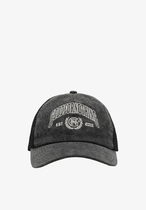 Grijze honkbalpet met een gebogen klep, mesh-zijkanten en geborduurde tekst met de woorden "GOODFORNOTHING EST 2011" in het wit. De tekst heeft decoratieve accenten.