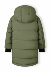 Chaqueta acolchada verde con capucha, que presenta un diseño acolchado, puños elásticos y un corte recto. La tela parece suave y aislante.