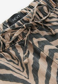 Next PULLON LIGHTWEIGHT - Denimové šortky - tiger print