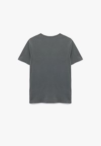Graues Baumwoll-T-Shirt, kurze Ärmel, Rundhalsausschnitt, einfarbig, lockere Passform, weiche Textur, keine sichtbaren Muster oder Logos. Rückansicht dargestellt.