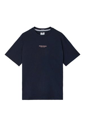 Marineblaues T-Shirt mit kurzen Ärmeln, rundem Ausschnitt und kleinem beigen Text "WEEKEND OFFENDER ADMIT NOTHING" mittig auf der Brust.